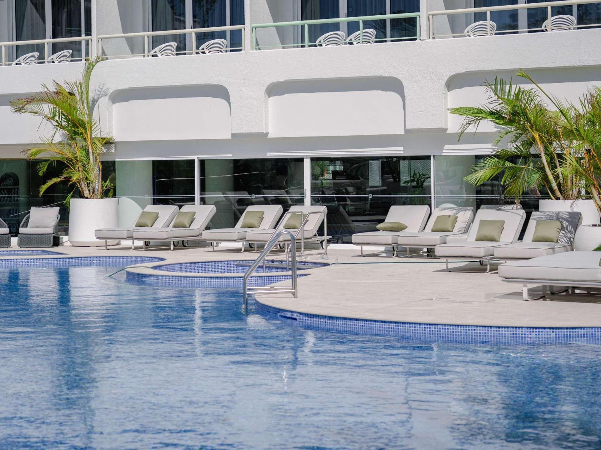 Novotel Sydney Brighton Beach Exteriör bild